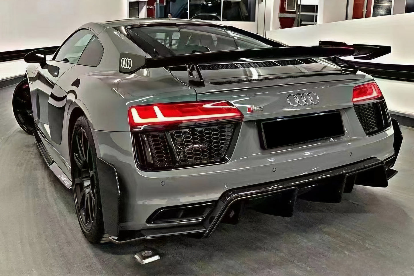 AUDI R8 V8 (V10) 2023+ DRY Carbon Fiber Rear Bumper Splitters