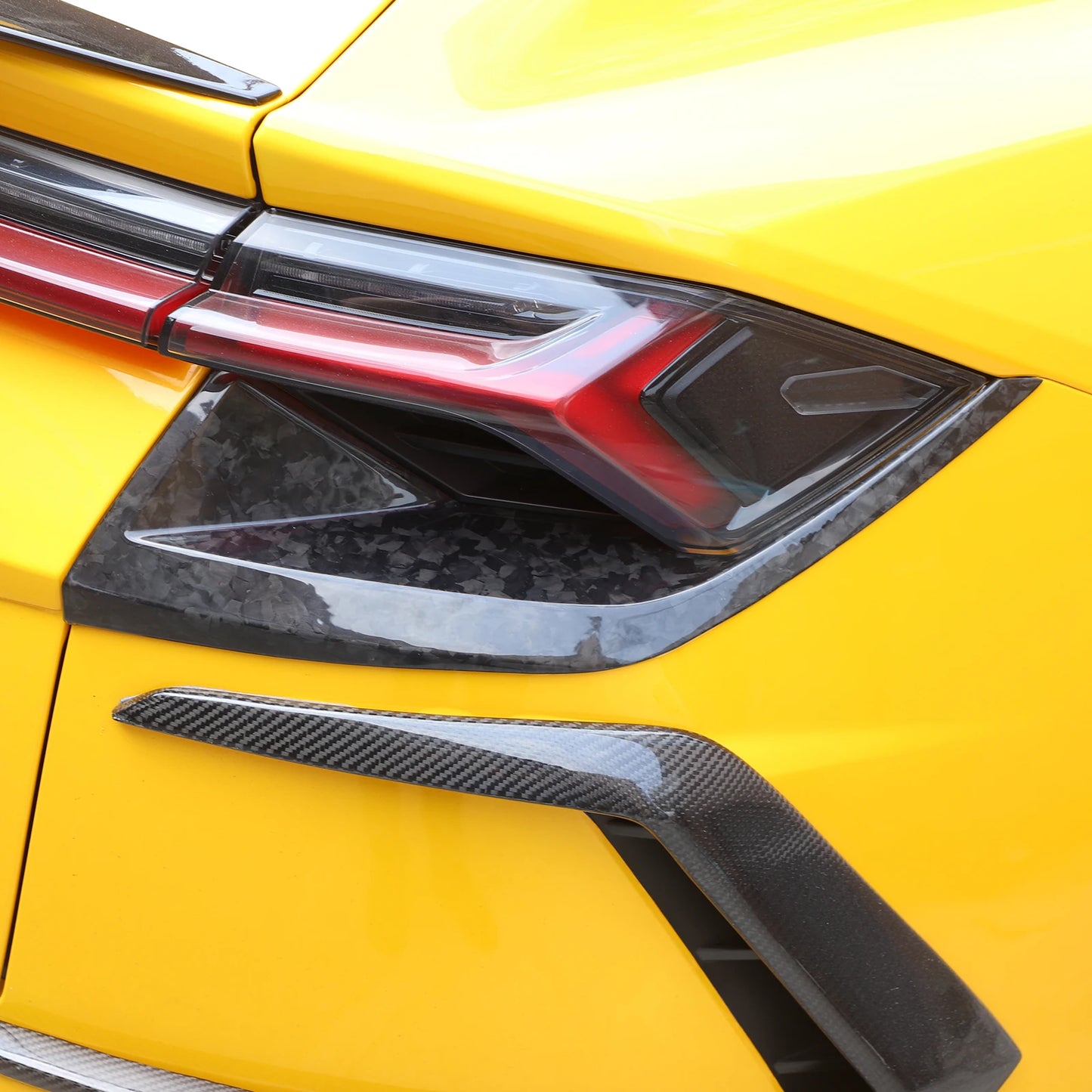 Lamborghini URUS 2018+ Carbon Fiber Rear Light Frames